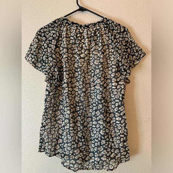 NWT V Neck Flutter Sleeve Light Weight Animal Print Top - Picture 5 of 9